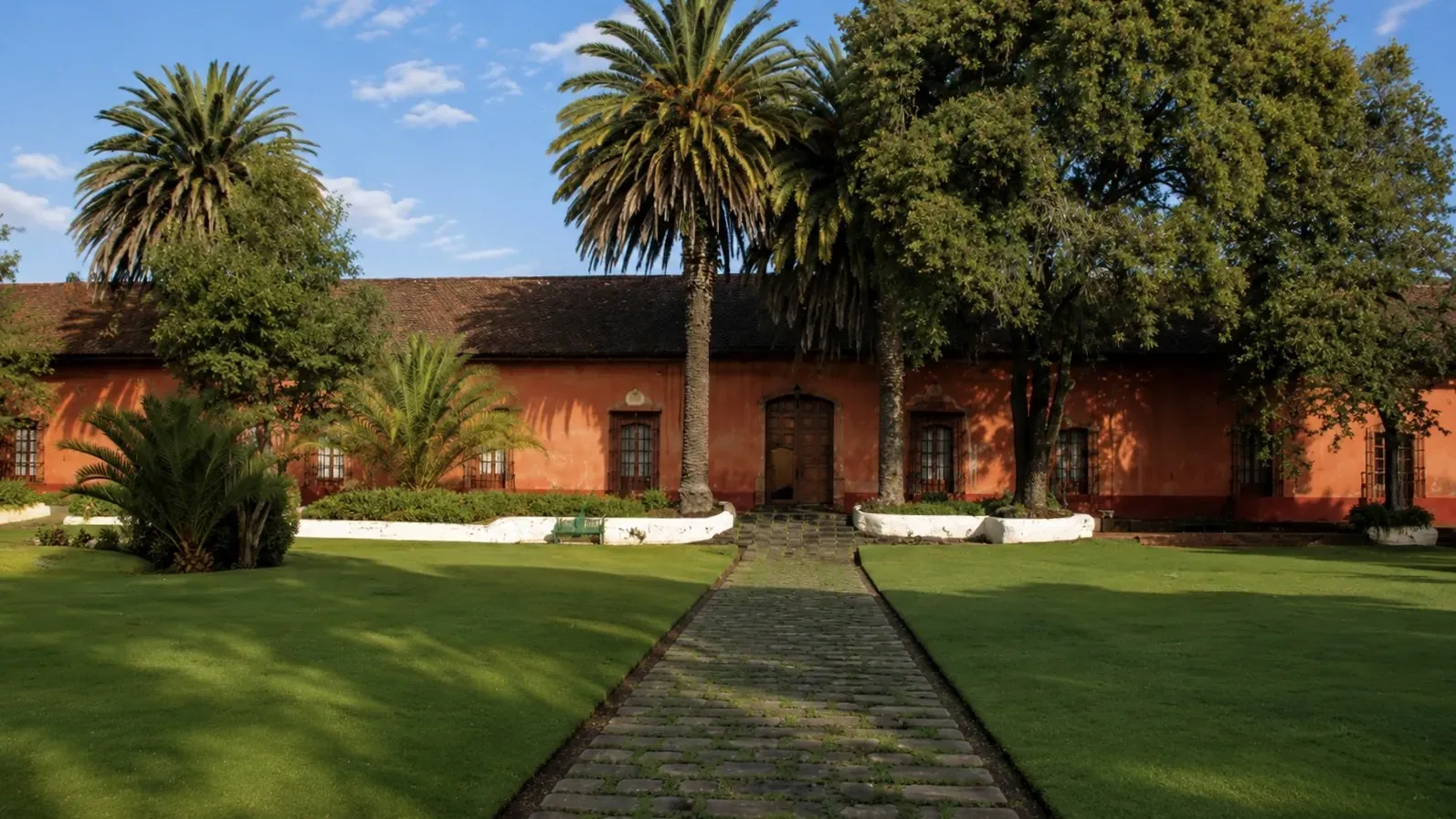 Hacienda San Andrés and its lawn beneath Popocatépetl